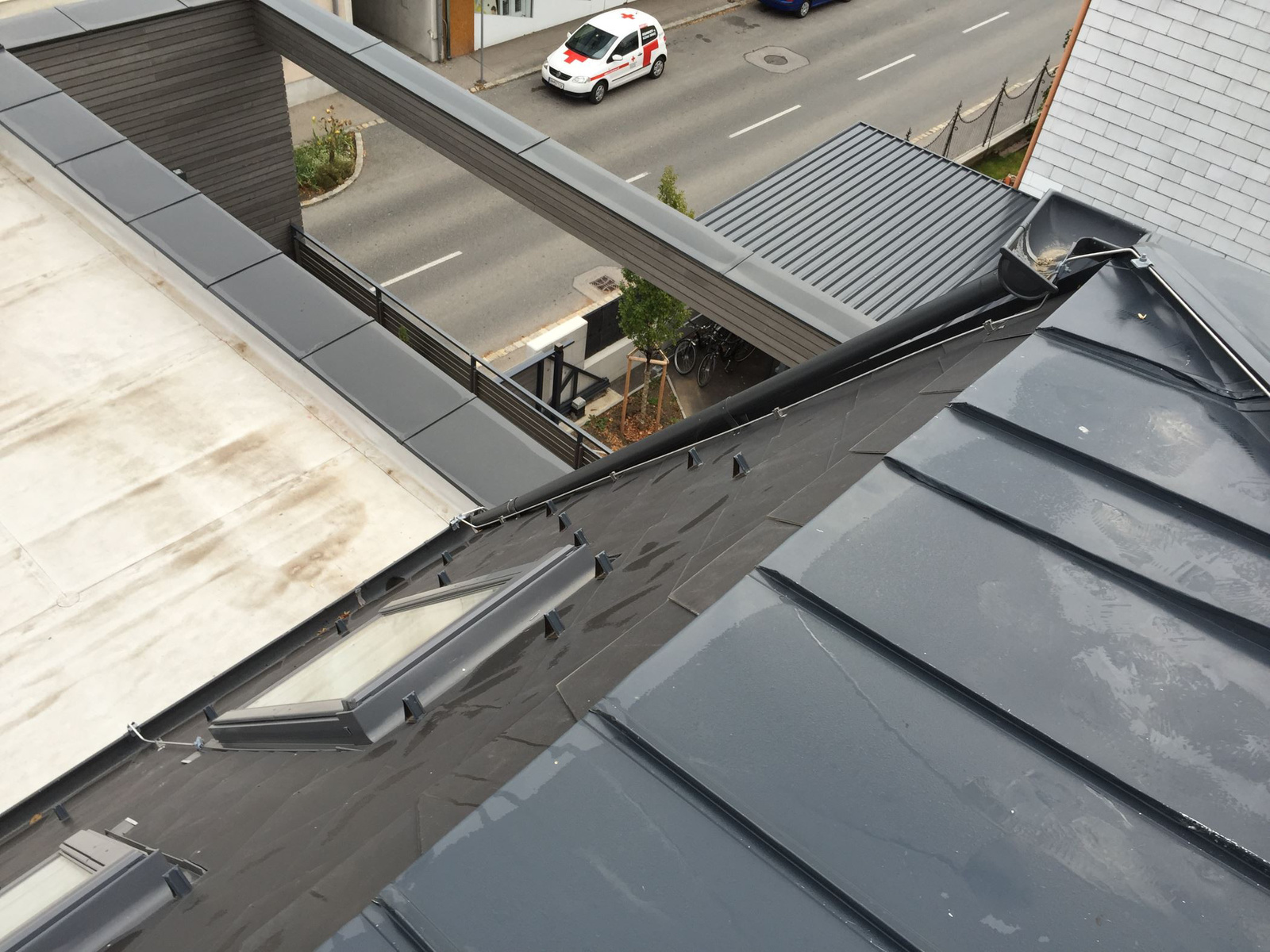 Blechdach mit Dachfenster der Spenglerei & Dachdeckerei Christian Krammer