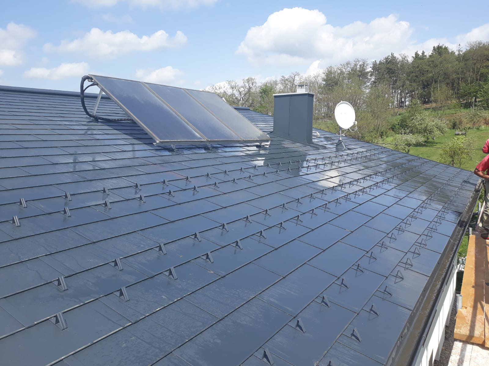 Dach mit Solaranlage der Spenglerei & Dachdeckerei Christian Krammer